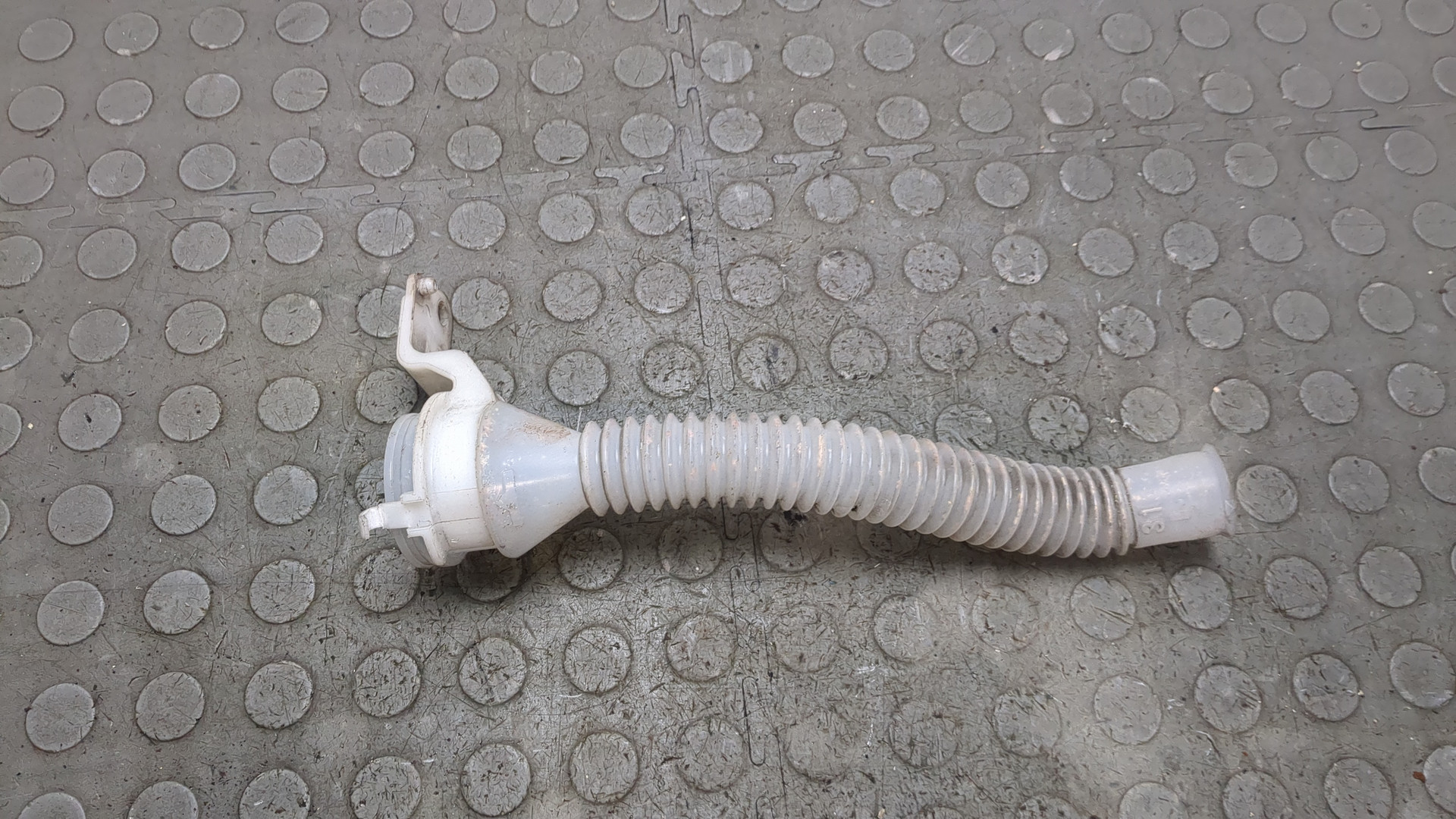 Горловина бачка омывателя