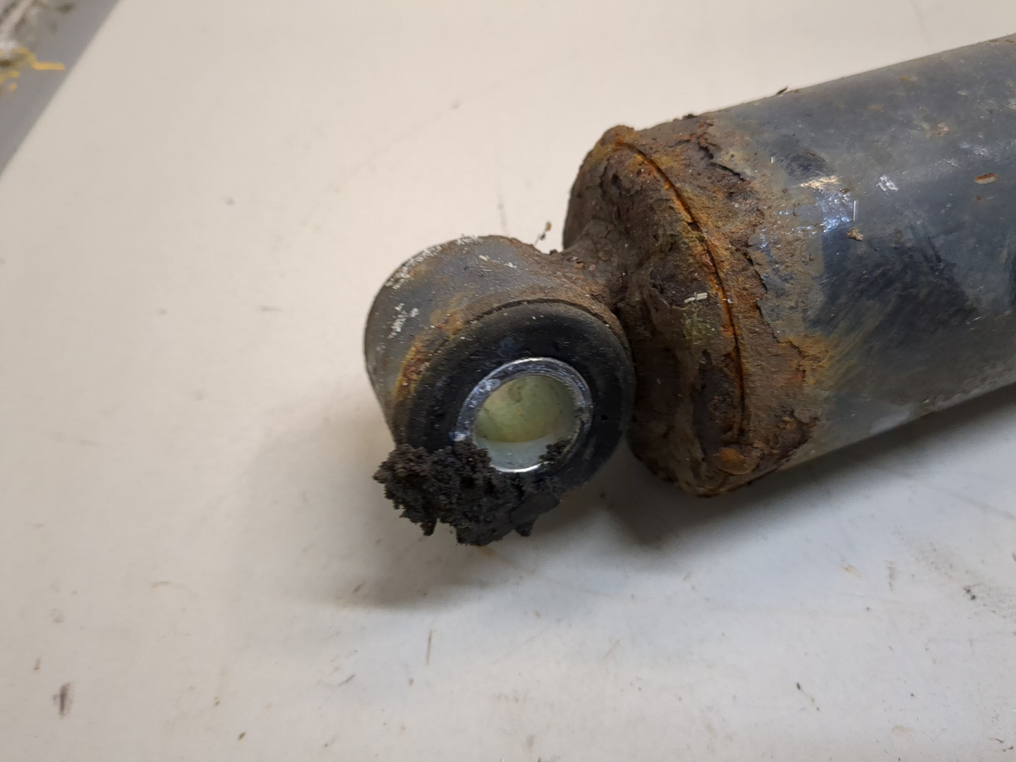 Амортизатор передний