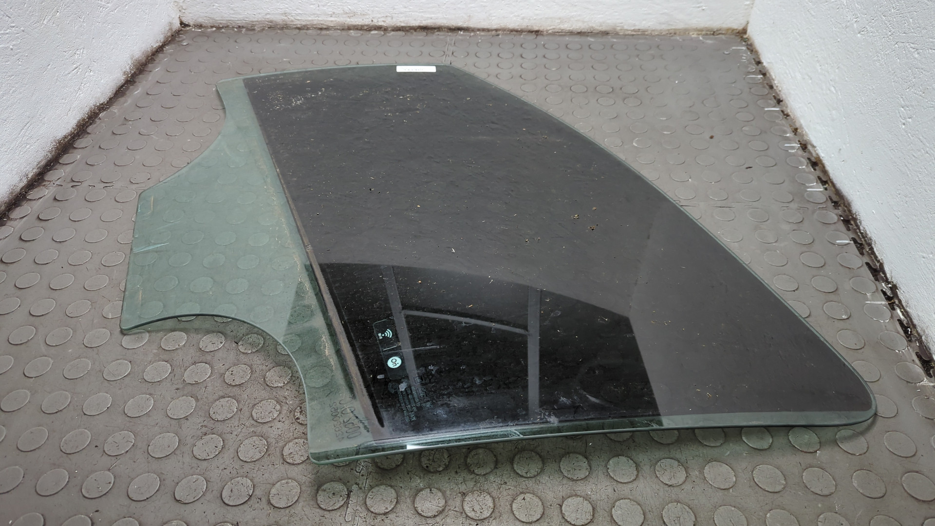 Стекло двери передней левой