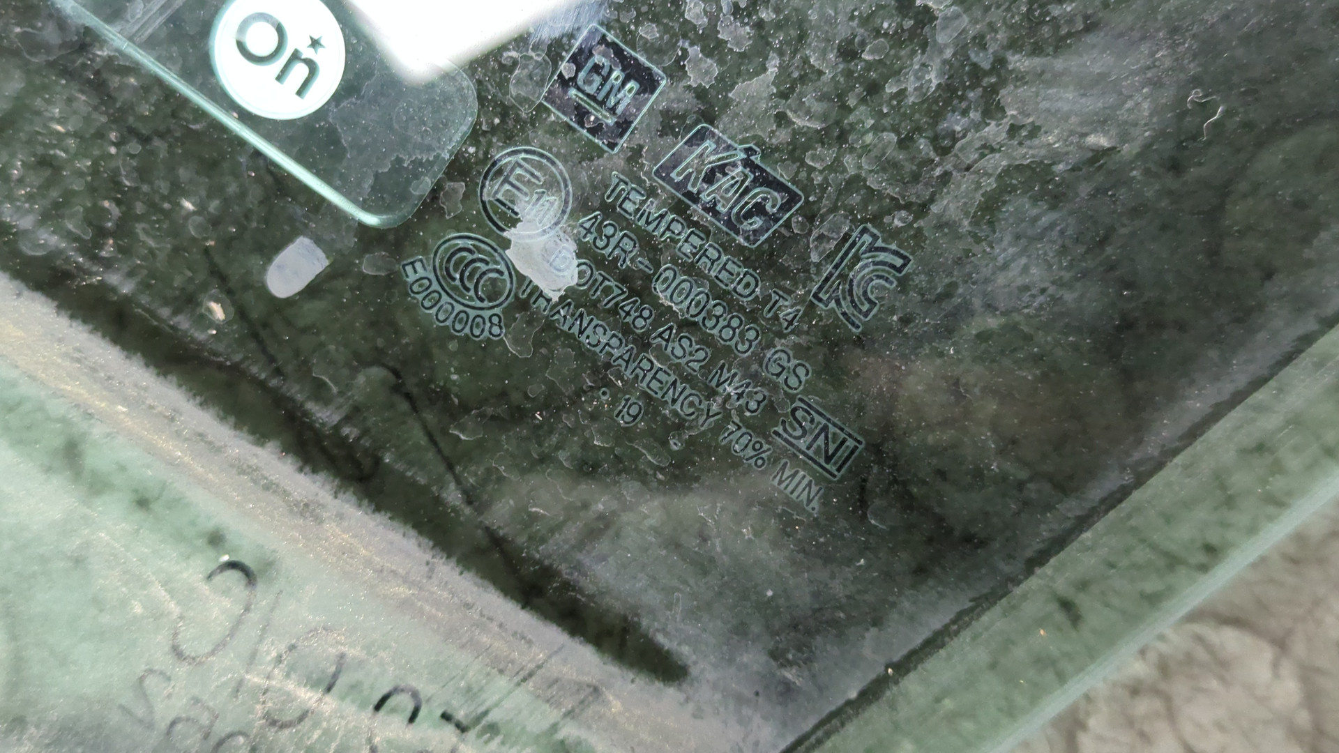 Стекло двери передней левой