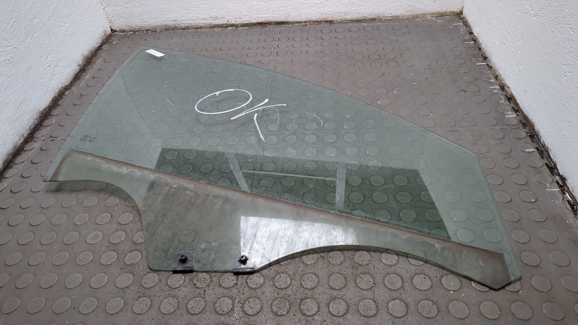 Стекло двери передней правой