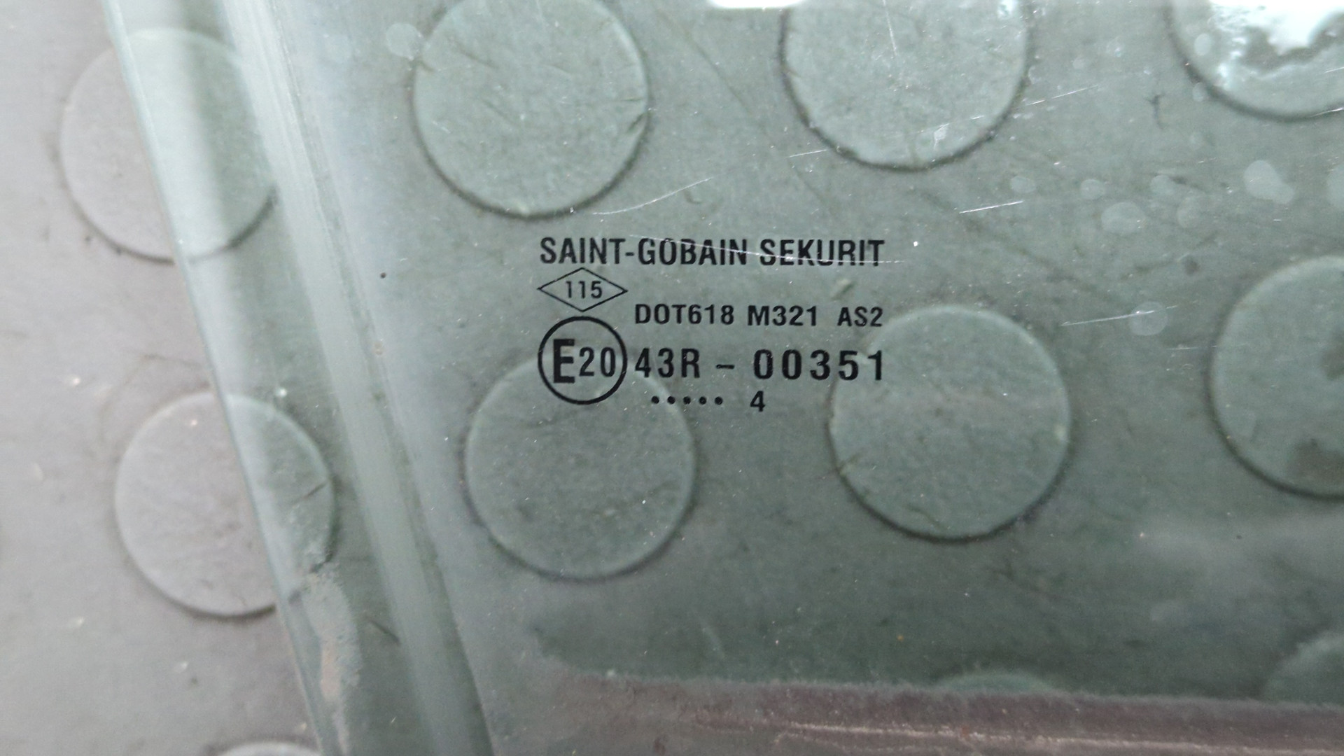 Стекло двери передней правой