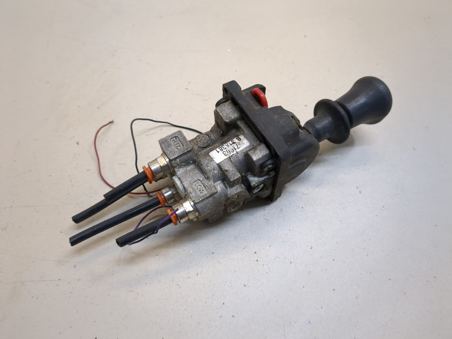 Кран ручного тормоза