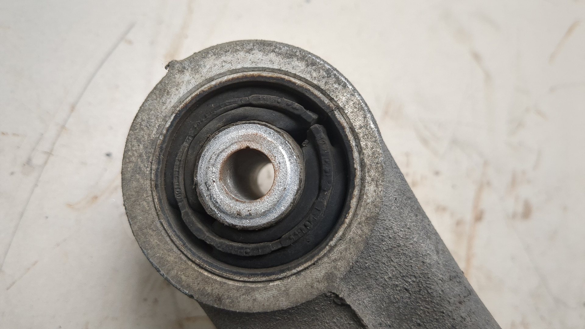 Рычаг задний левый