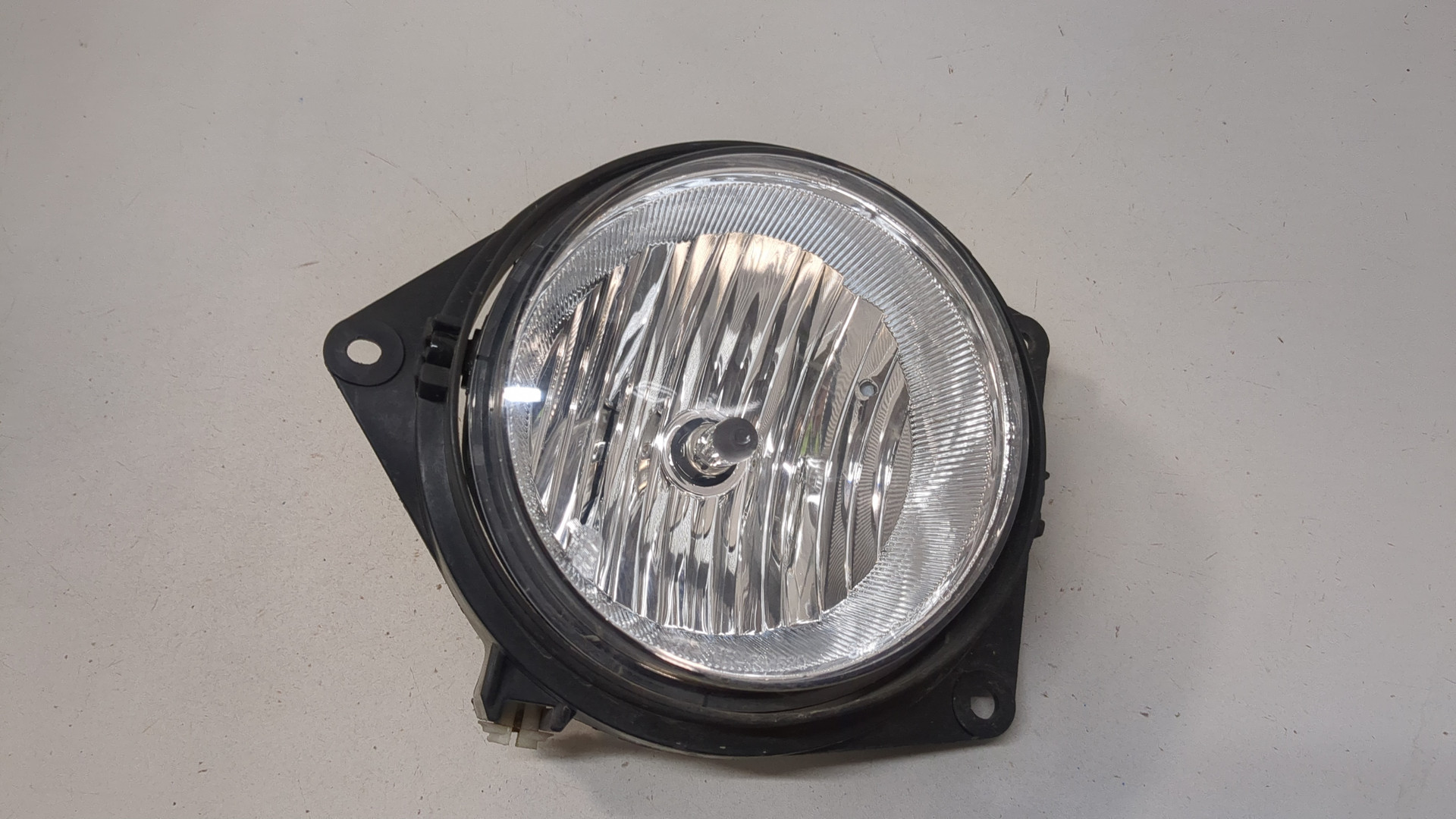 Фара противотуманная левая