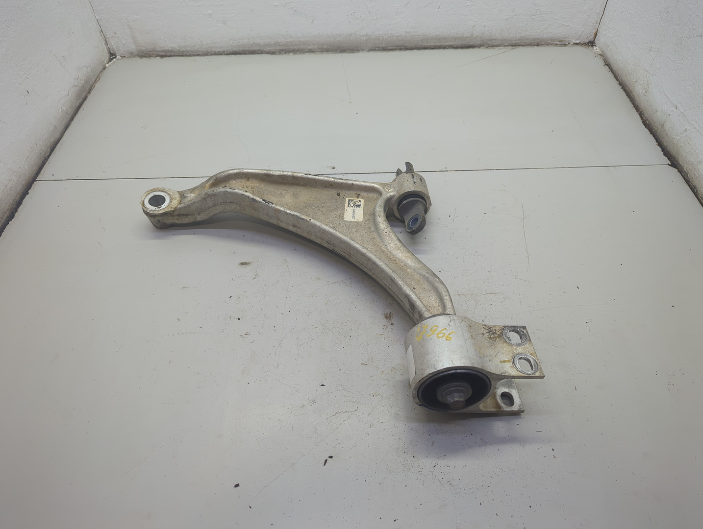 Рычаг передний правый