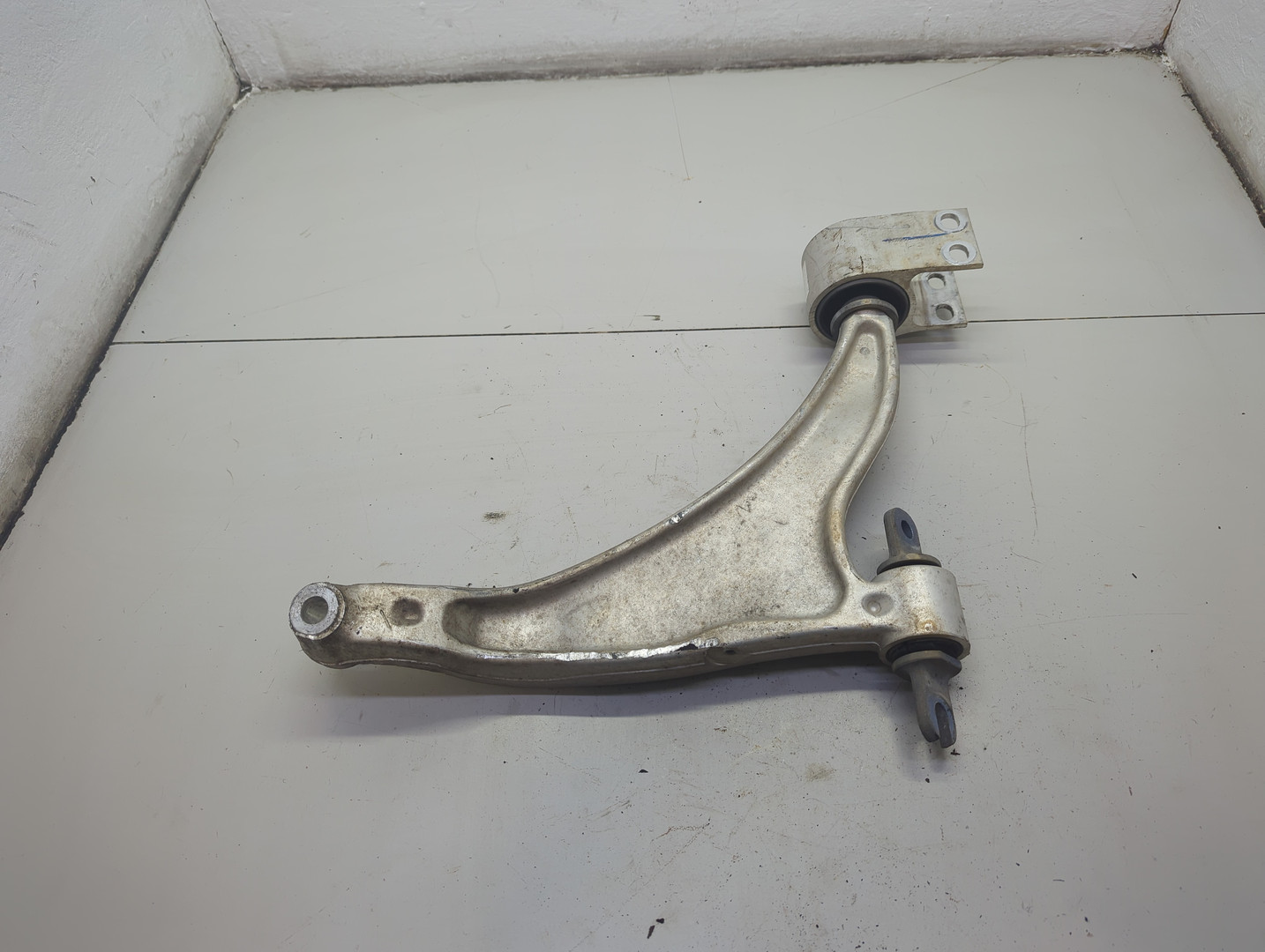 Рычаг передний правый