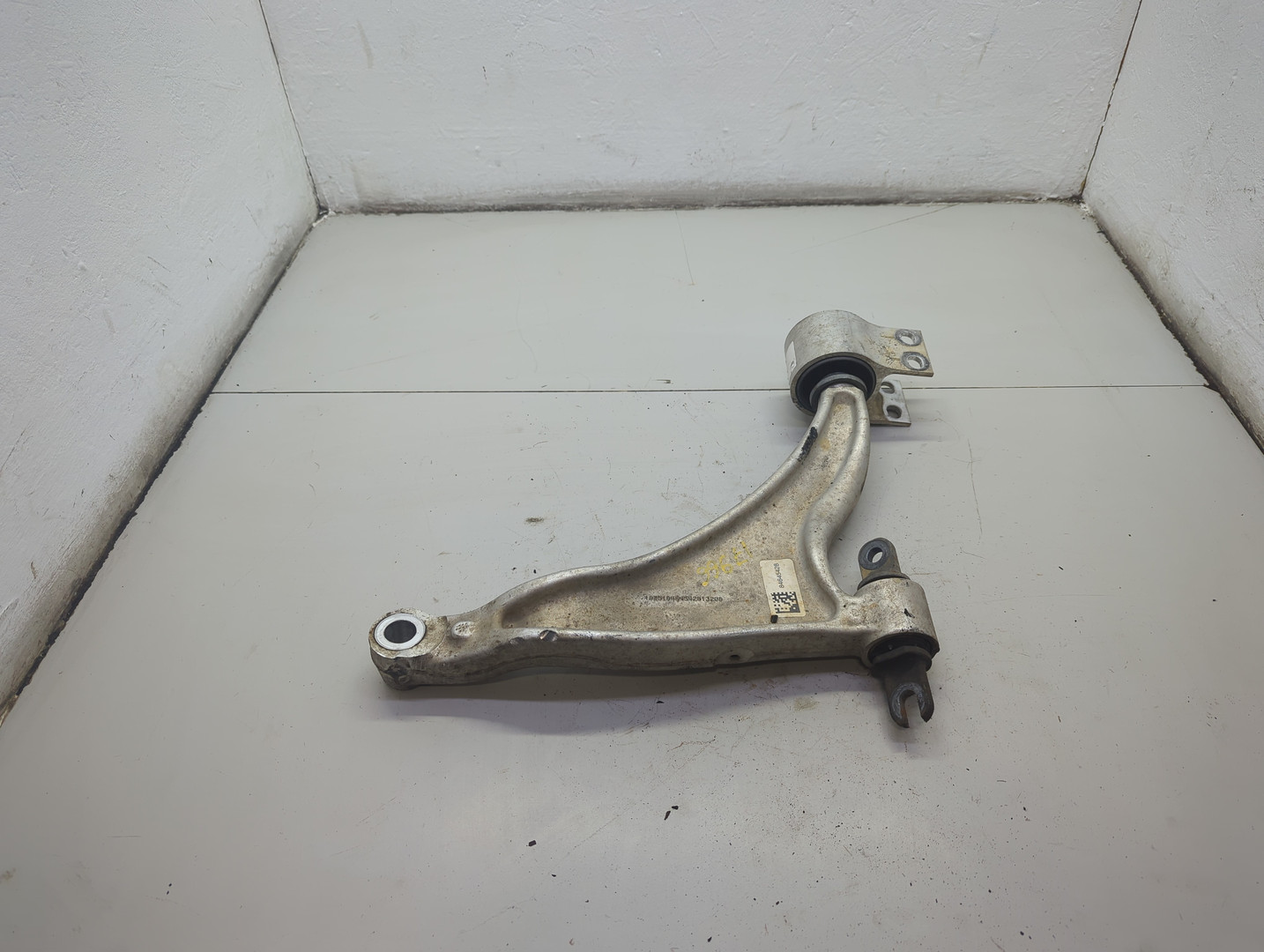 Рычаг передний левый