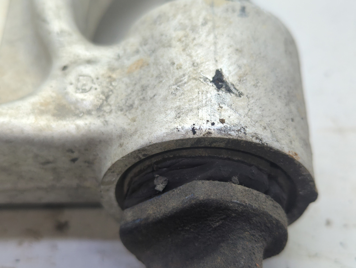 Рычаг передний левый