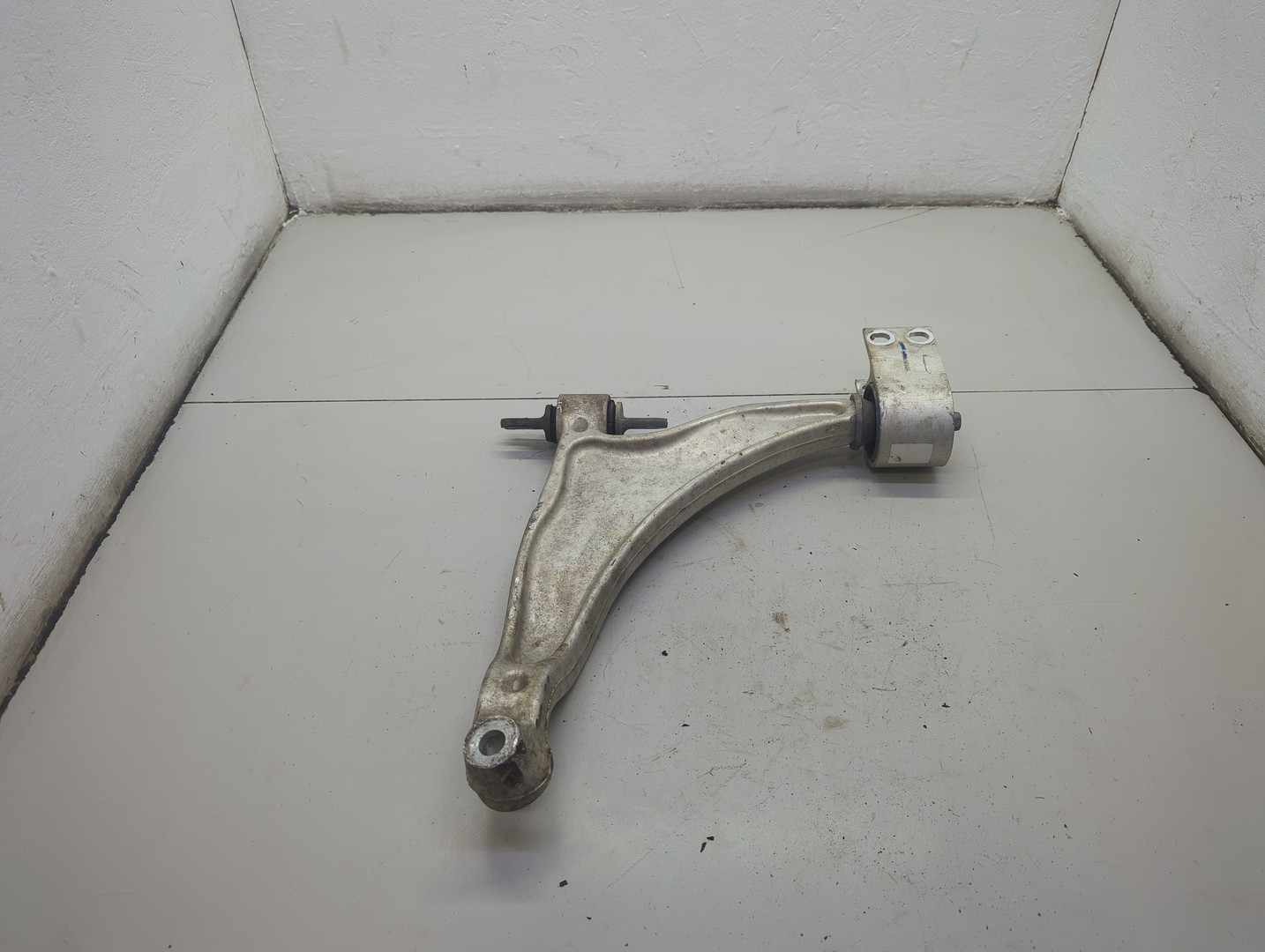 Рычаг передний левый