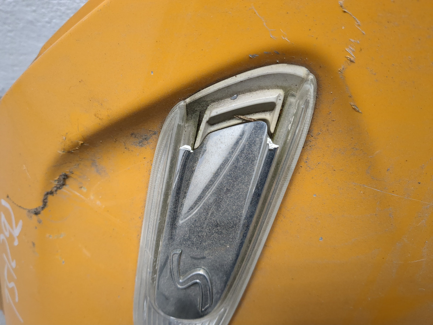 Крыло переднее правое