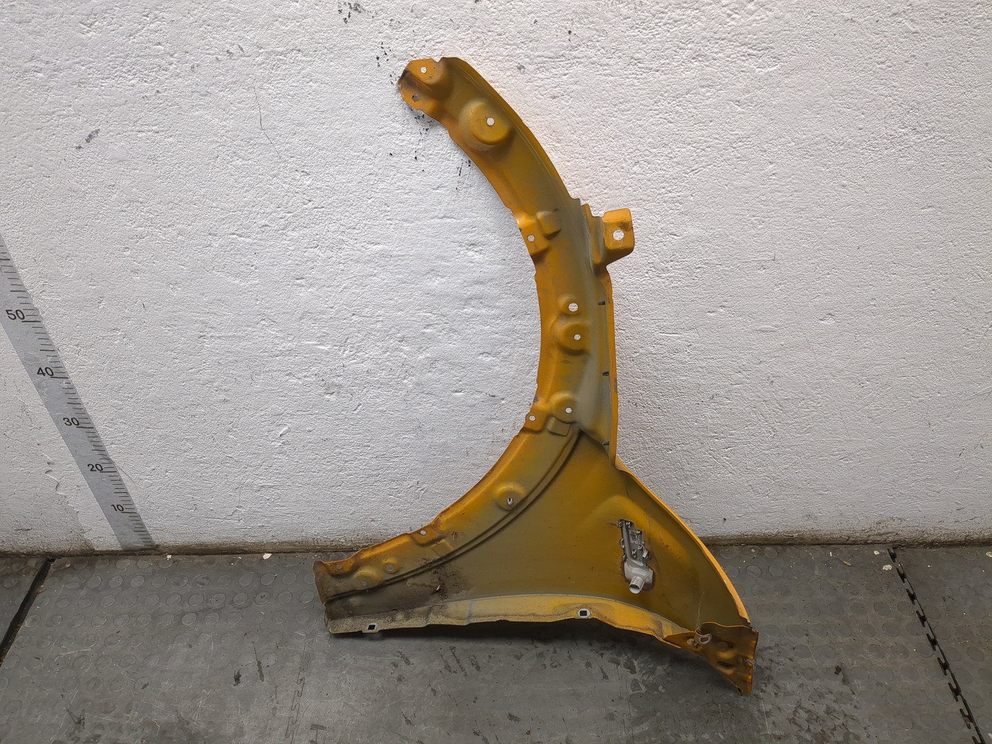 Крыло переднее правое