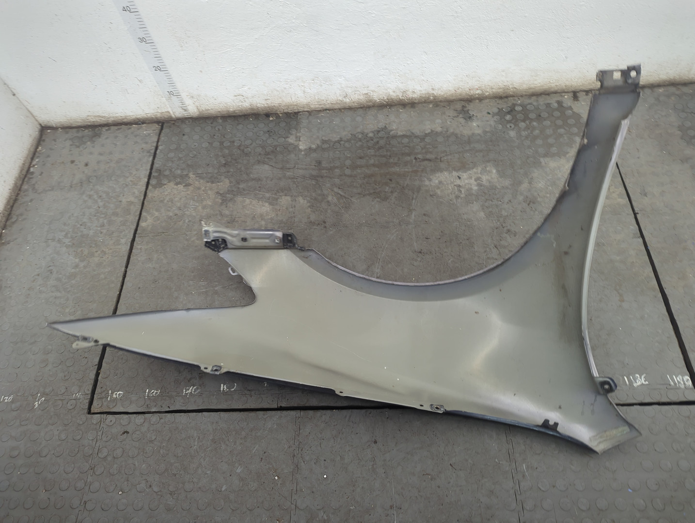 Крыло переднее левое