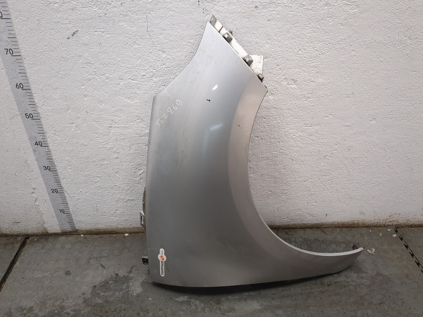 Крыло переднее правое