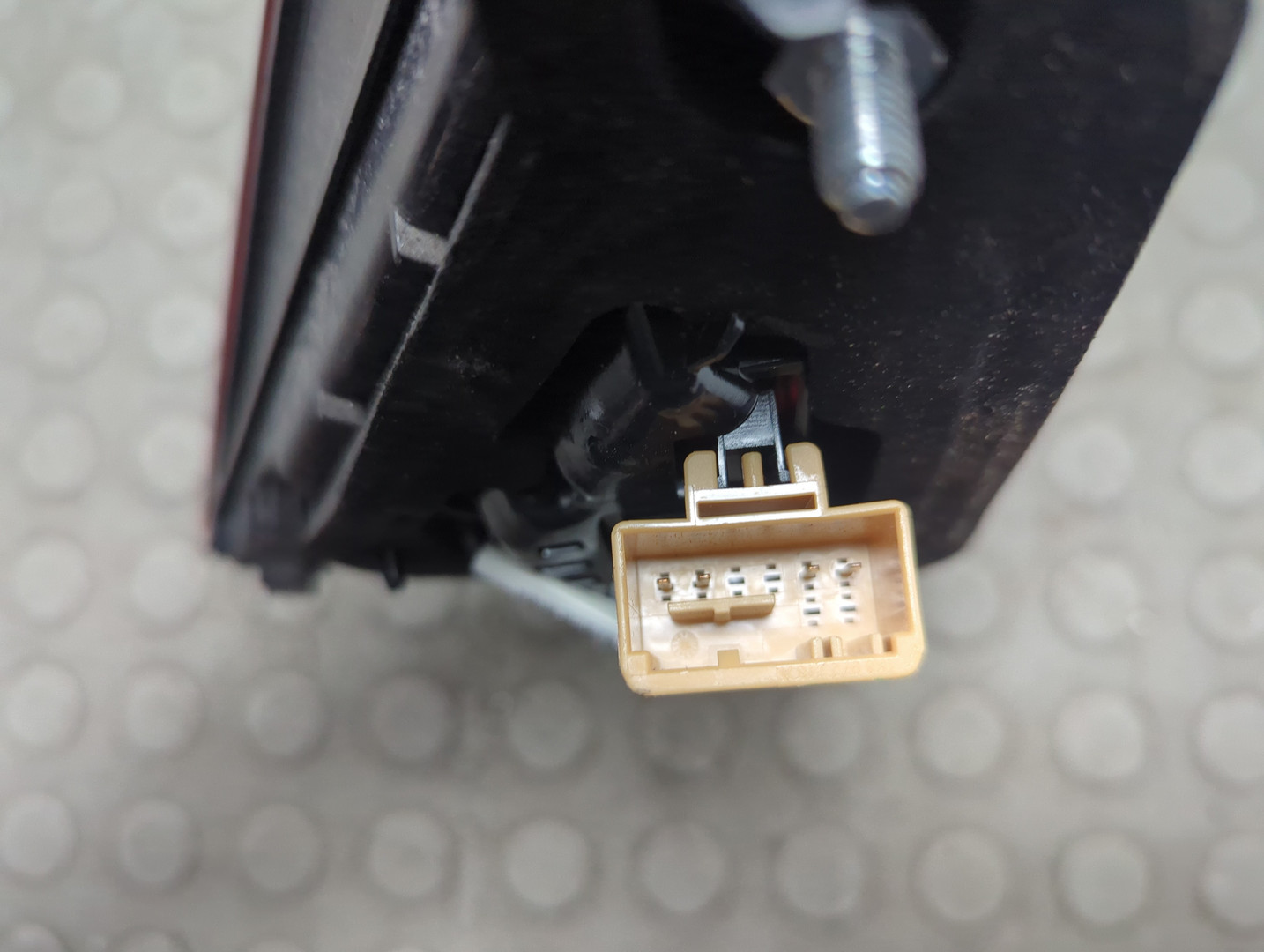 Фонарь задний внутренний левый