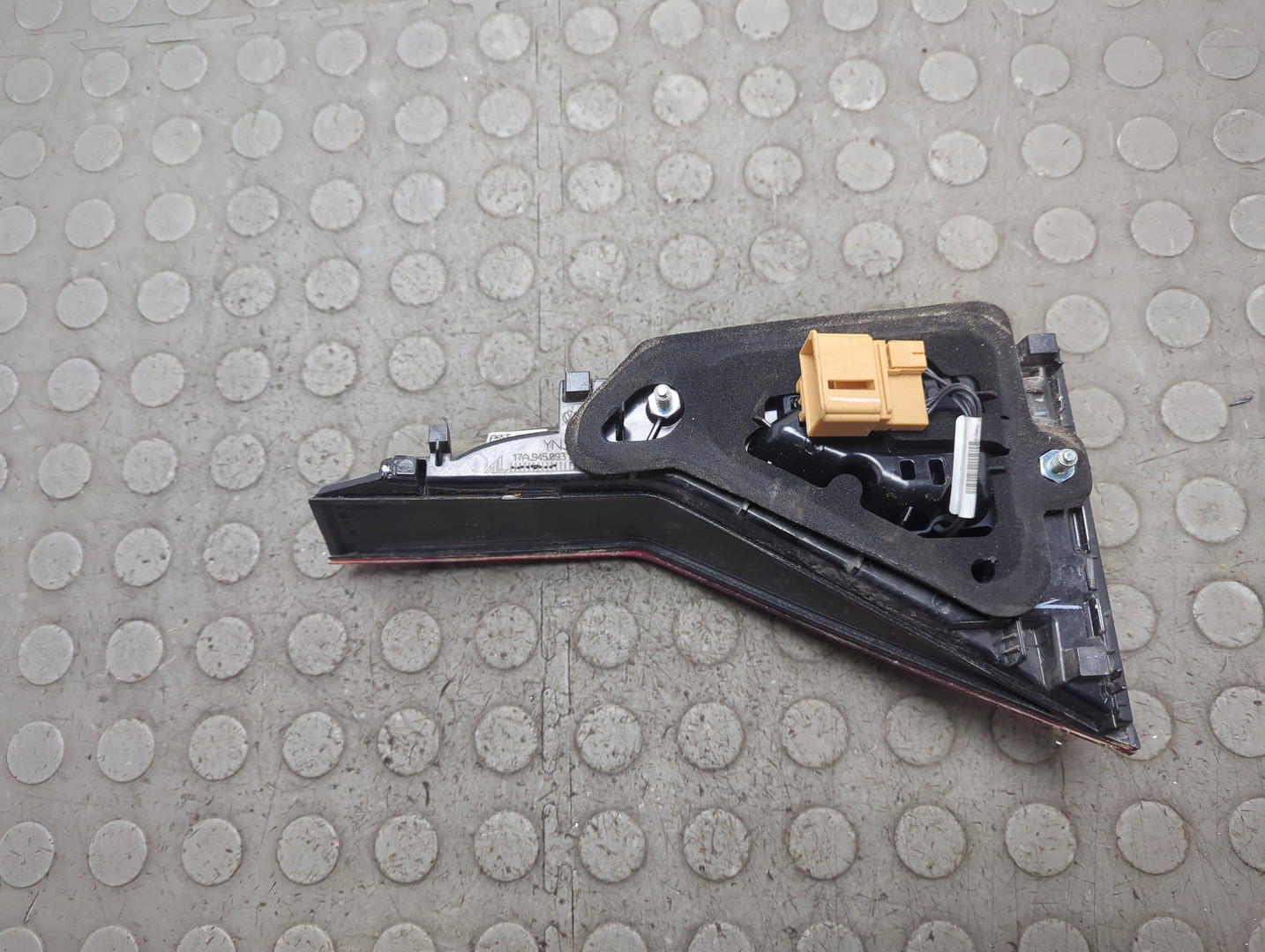 Фонарь задний внутренний левый