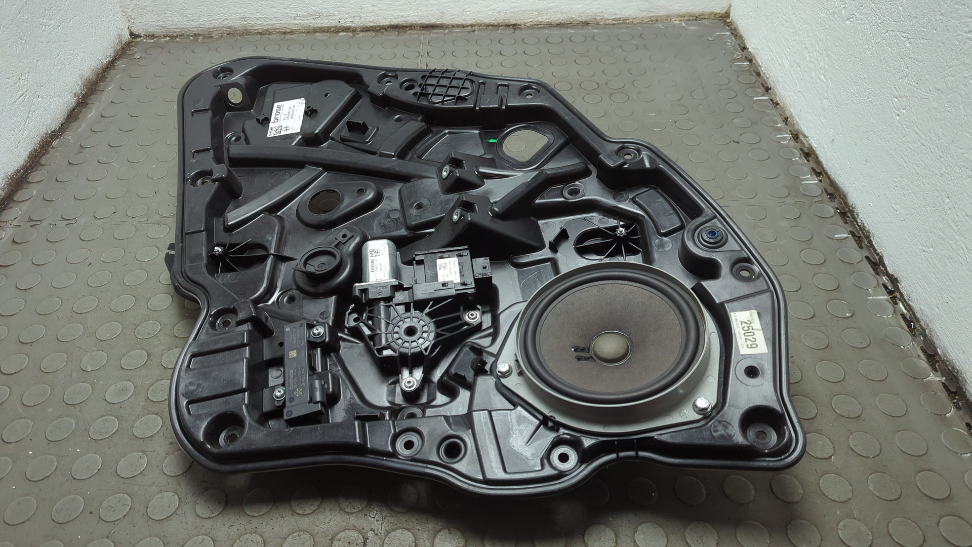 Стеклоподъемник электр. задний правый