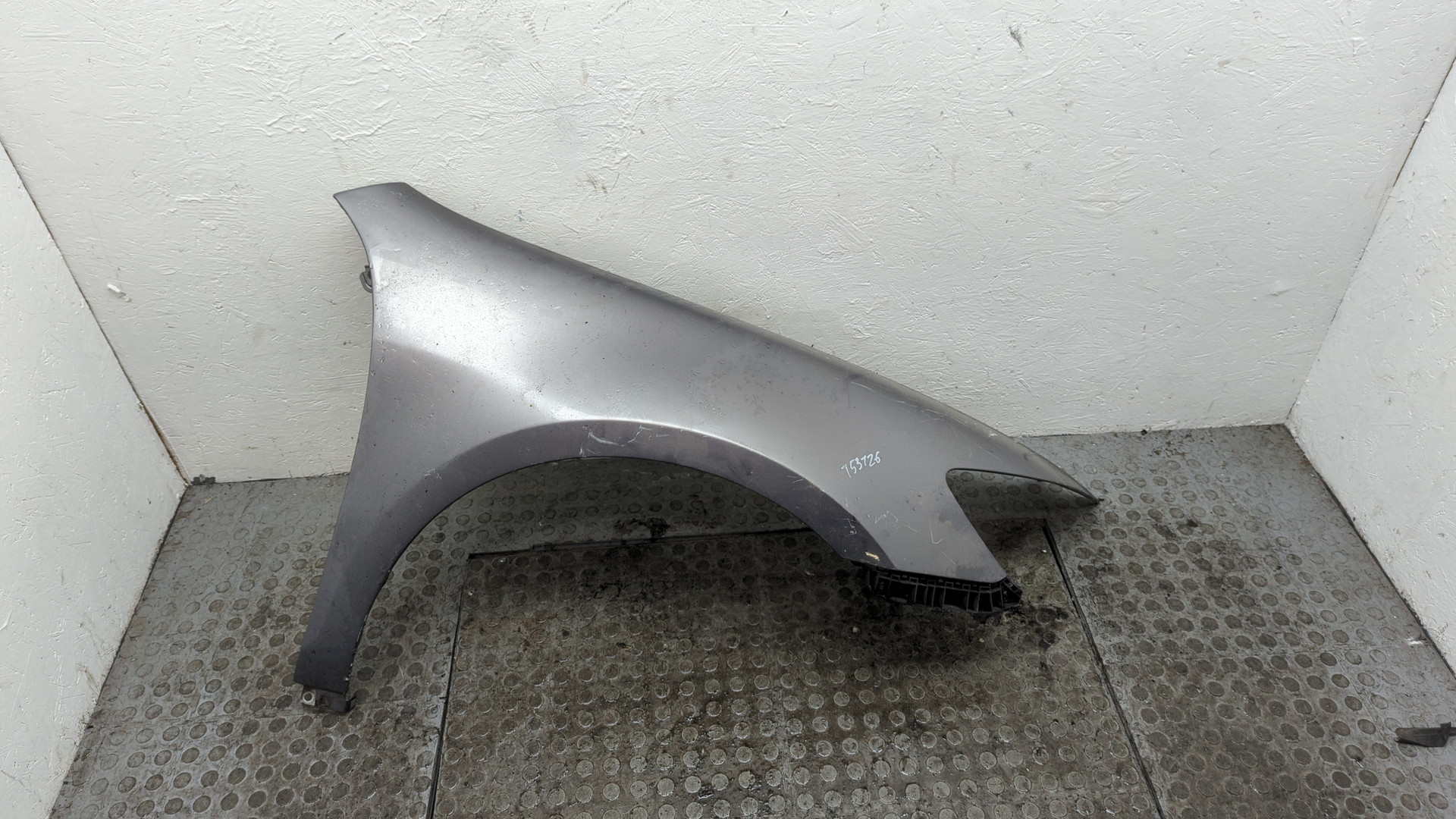 Крыло переднее правое