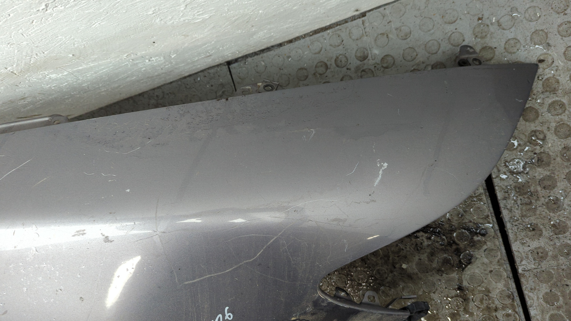 Крыло переднее правое