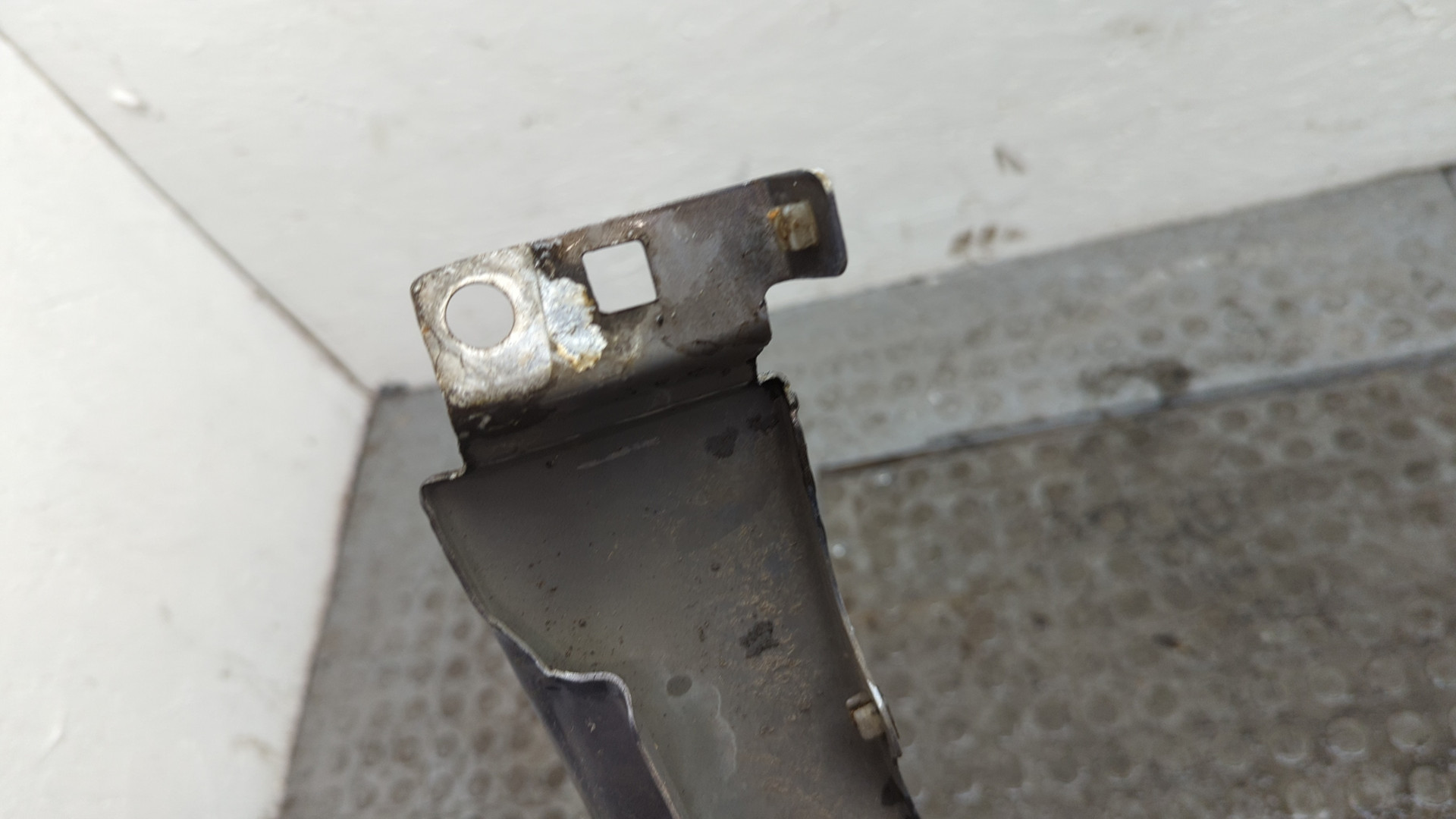 Крыло переднее правое