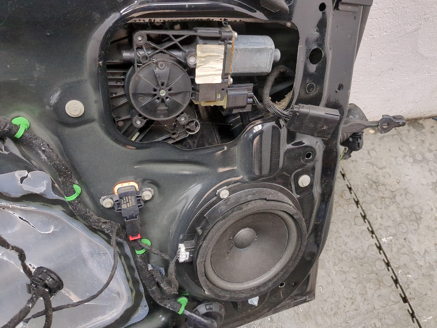 Дверь передняя левая