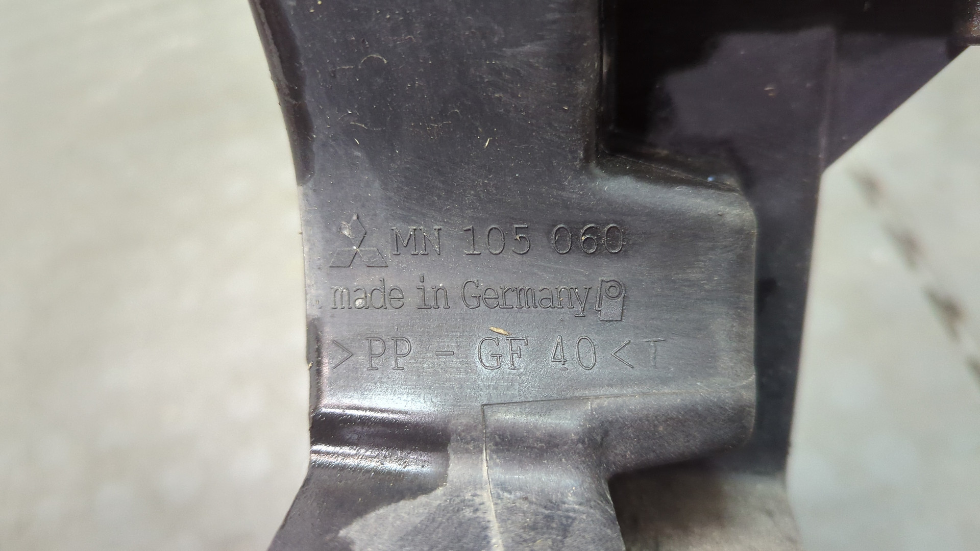 Кронштейн фар правый