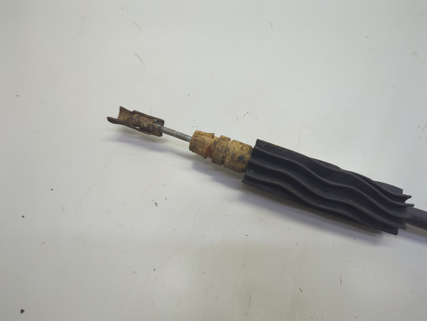 Трос стояночного тормоза