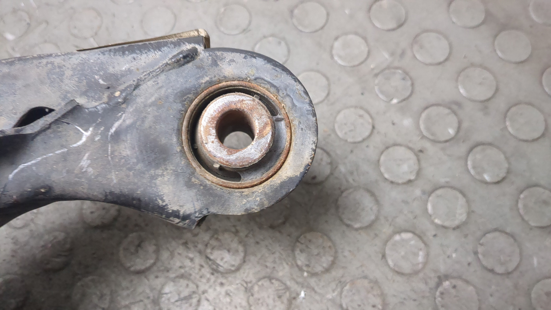 Рычаг задний правый