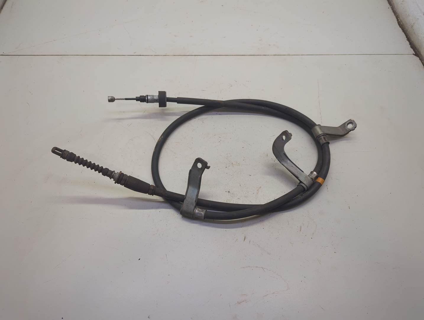 Трос стояночного тормоза