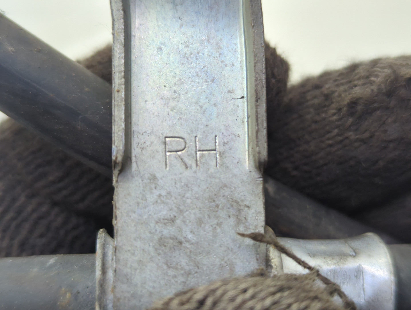 Трос стояночного тормоза