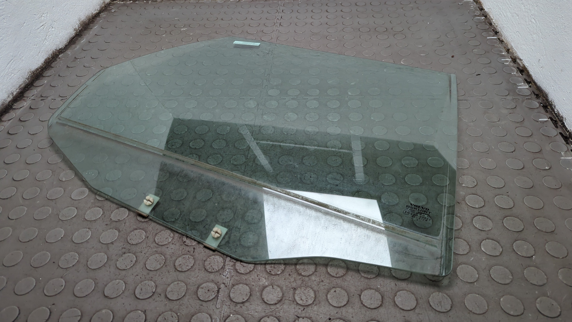 Стекло двери задней правой