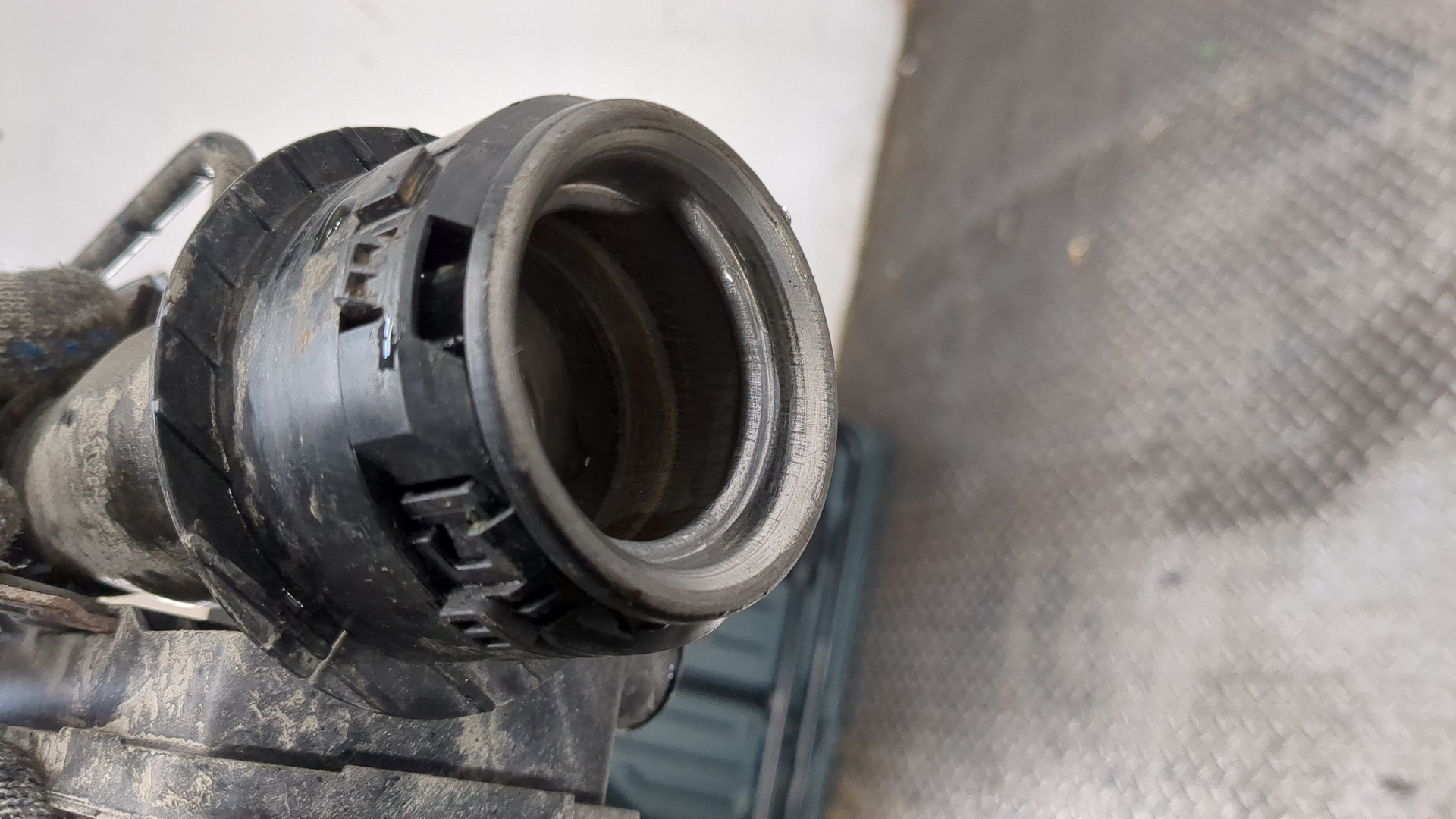 Горловина топливного бака