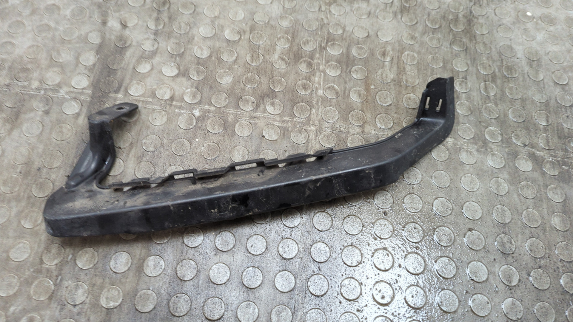 Кронштейн фар левый