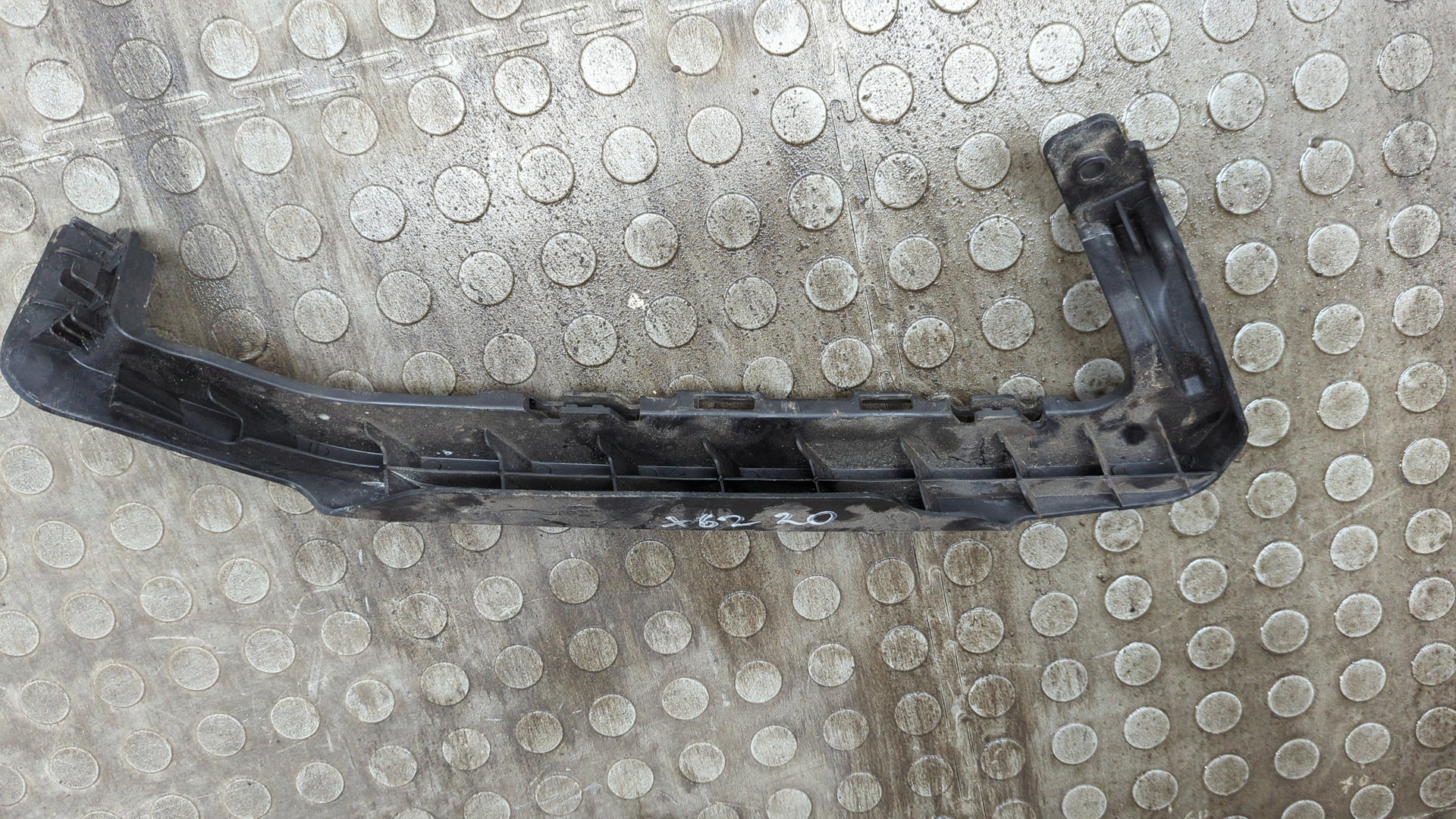 Кронштейн фар левый