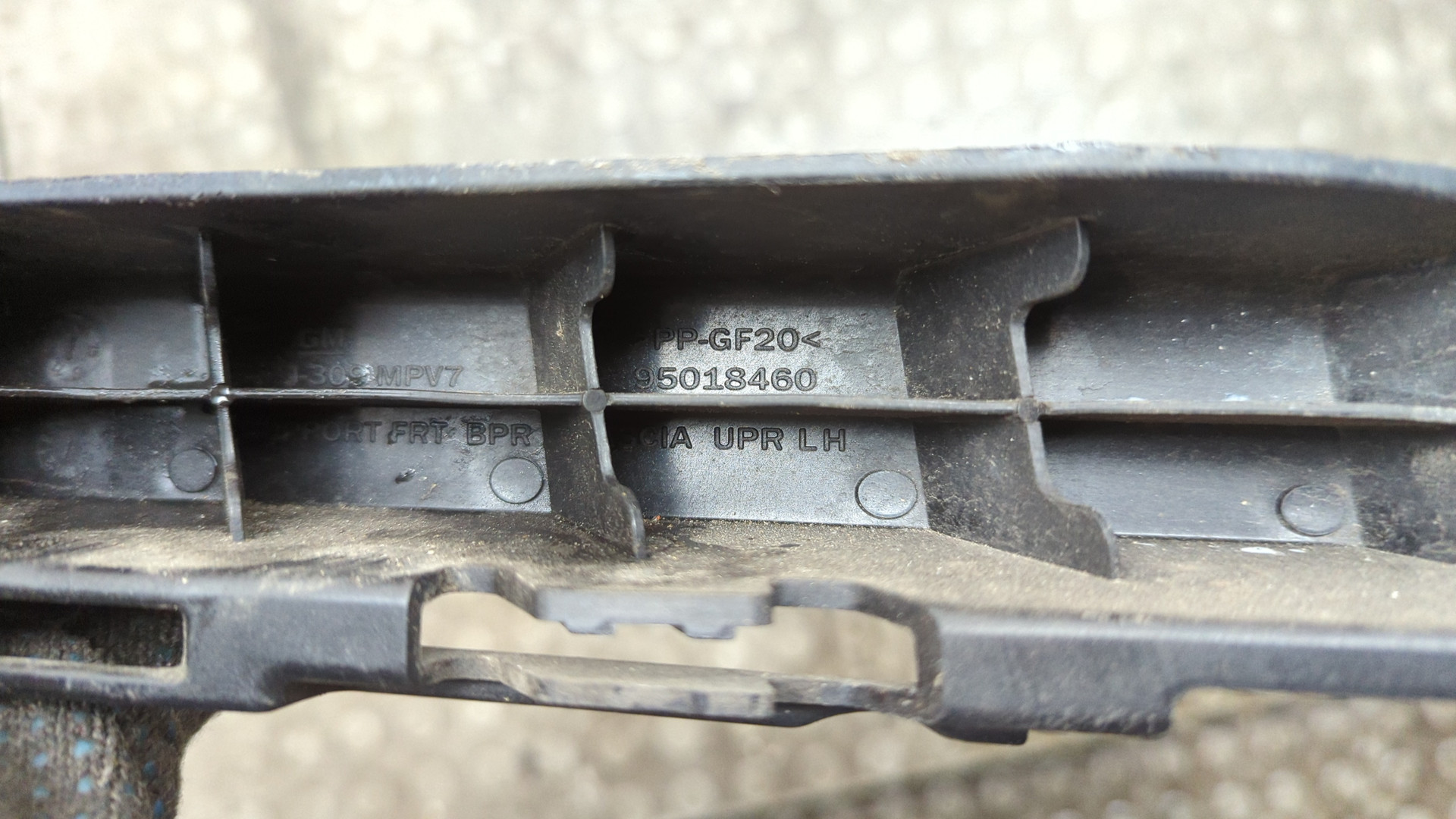 Кронштейн фар левый