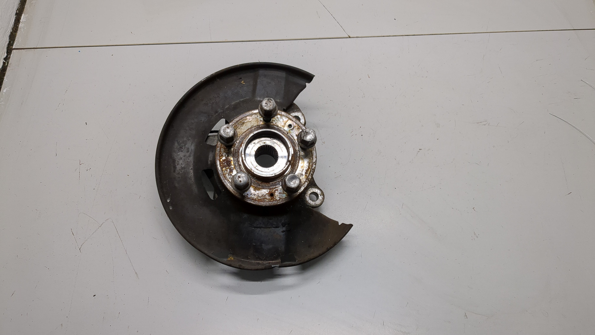 Кулак поворотный передний правый