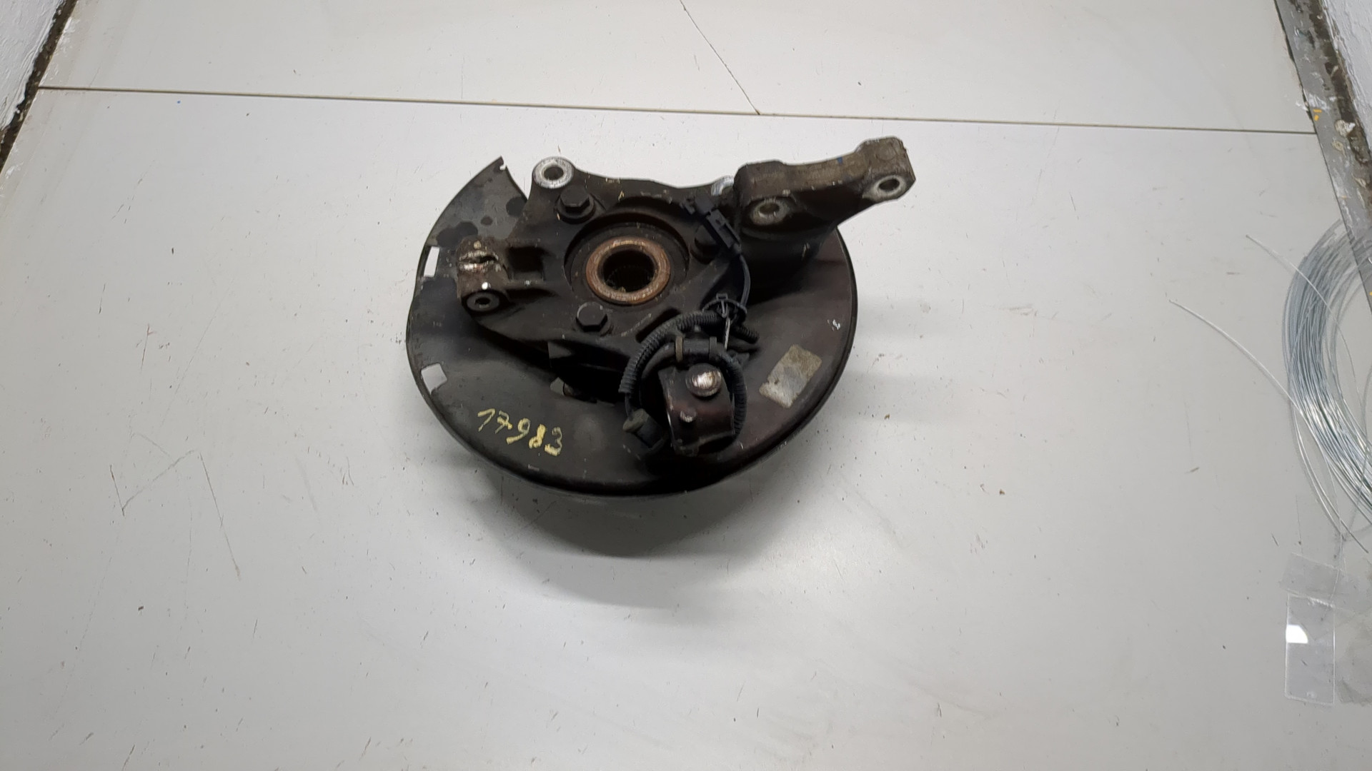 Кулак поворотный передний правый