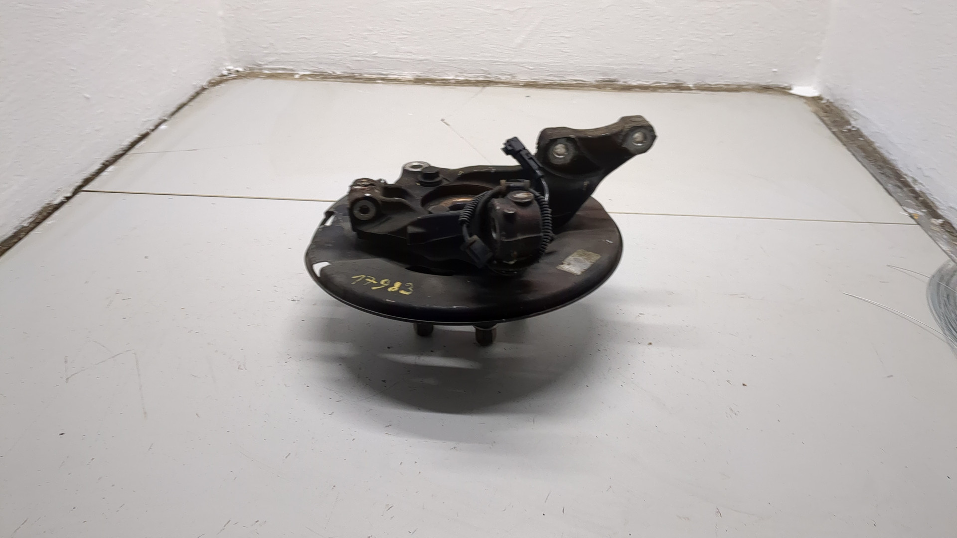 Кулак поворотный передний правый