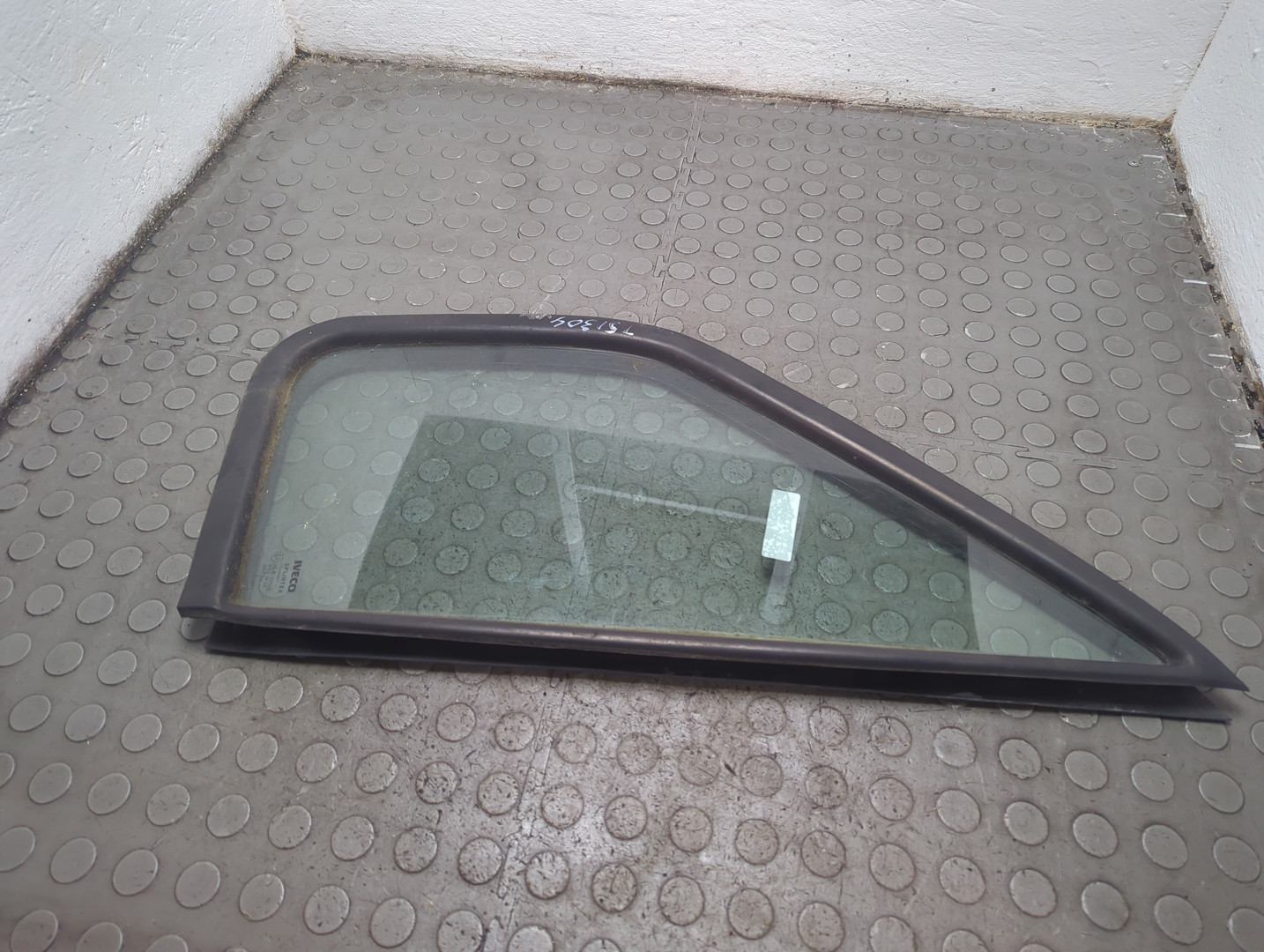 Стекло двери передней левой (форточка)