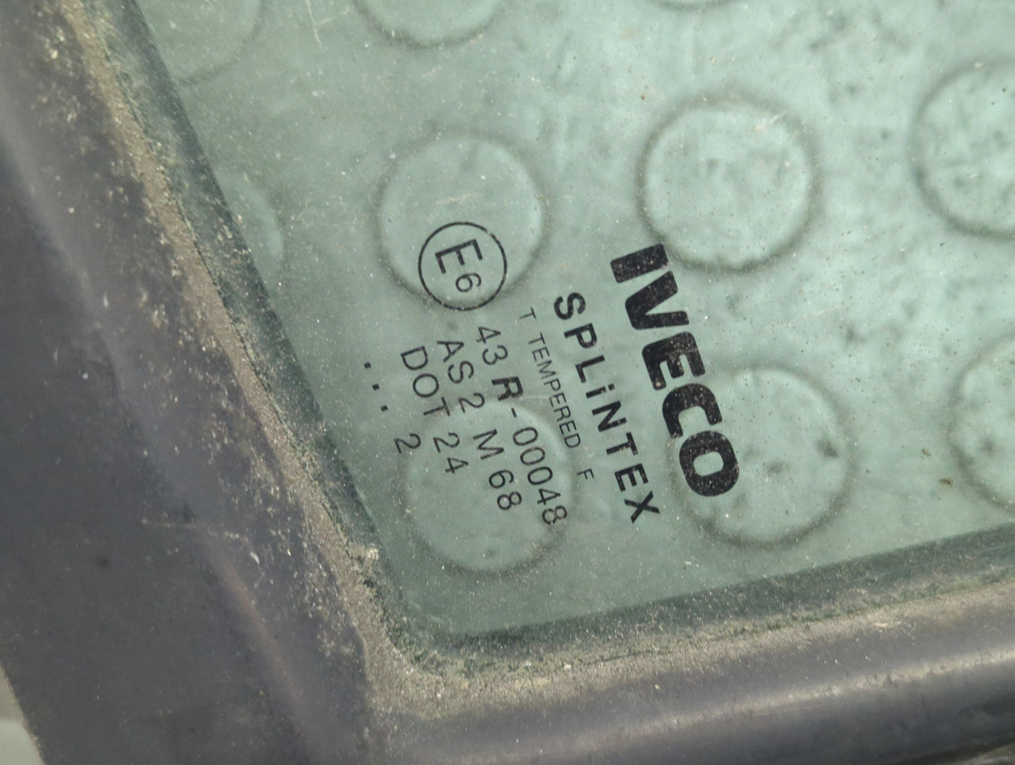 Стекло двери передней левой (форточка)