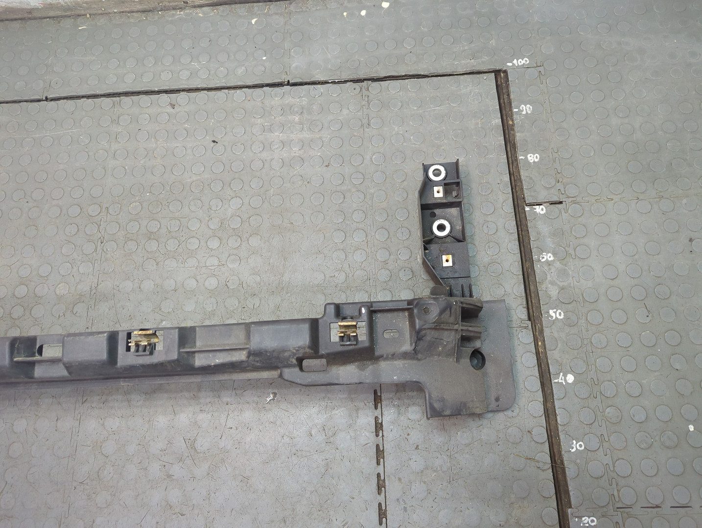 Кронштейн заднего бампера