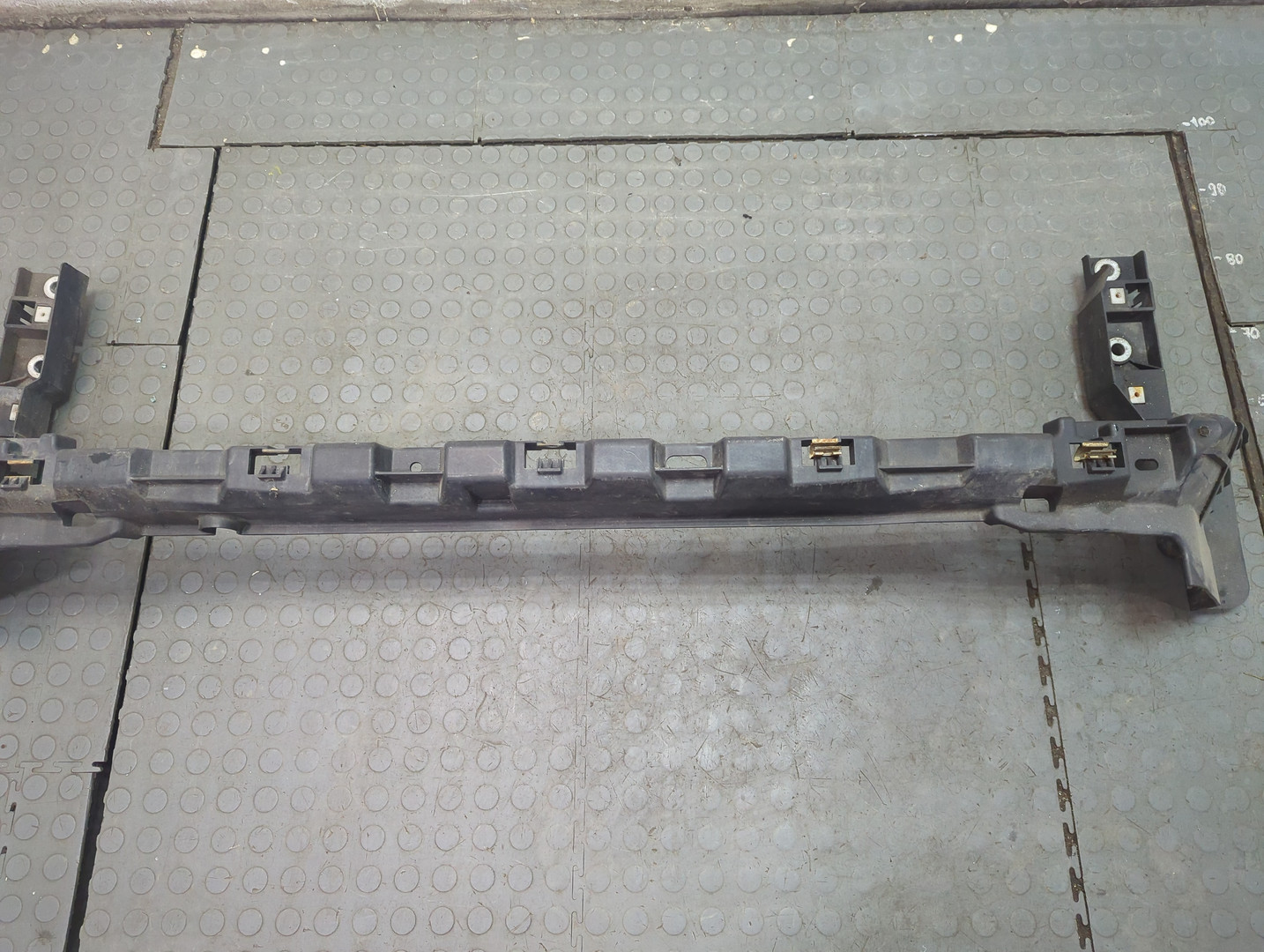 Кронштейн заднего бампера