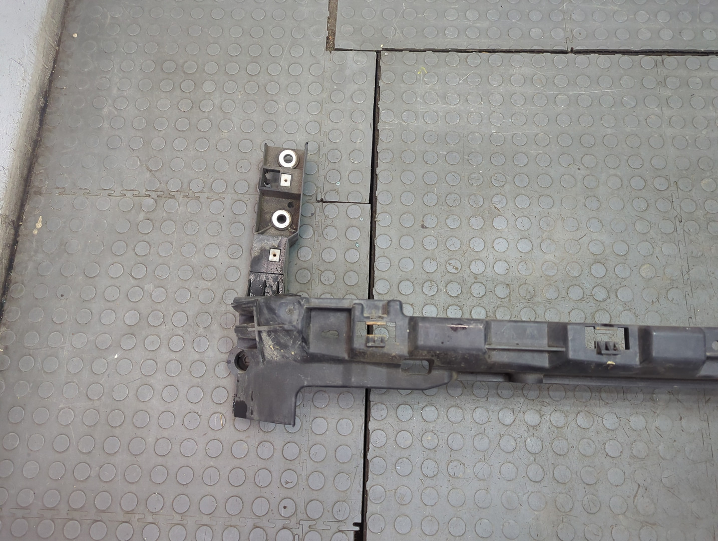 Кронштейн заднего бампера