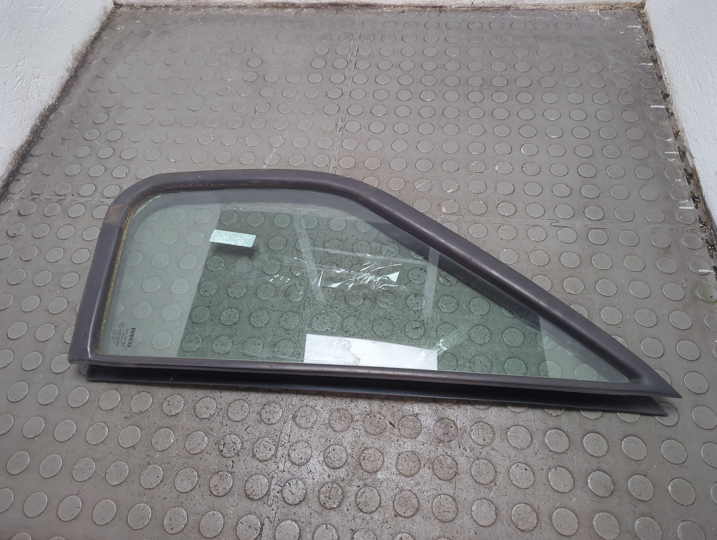 Стекло двери передней левой (форточка)