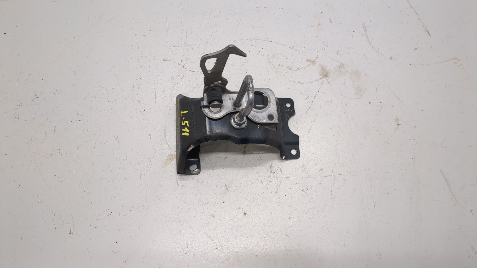 Замок капота