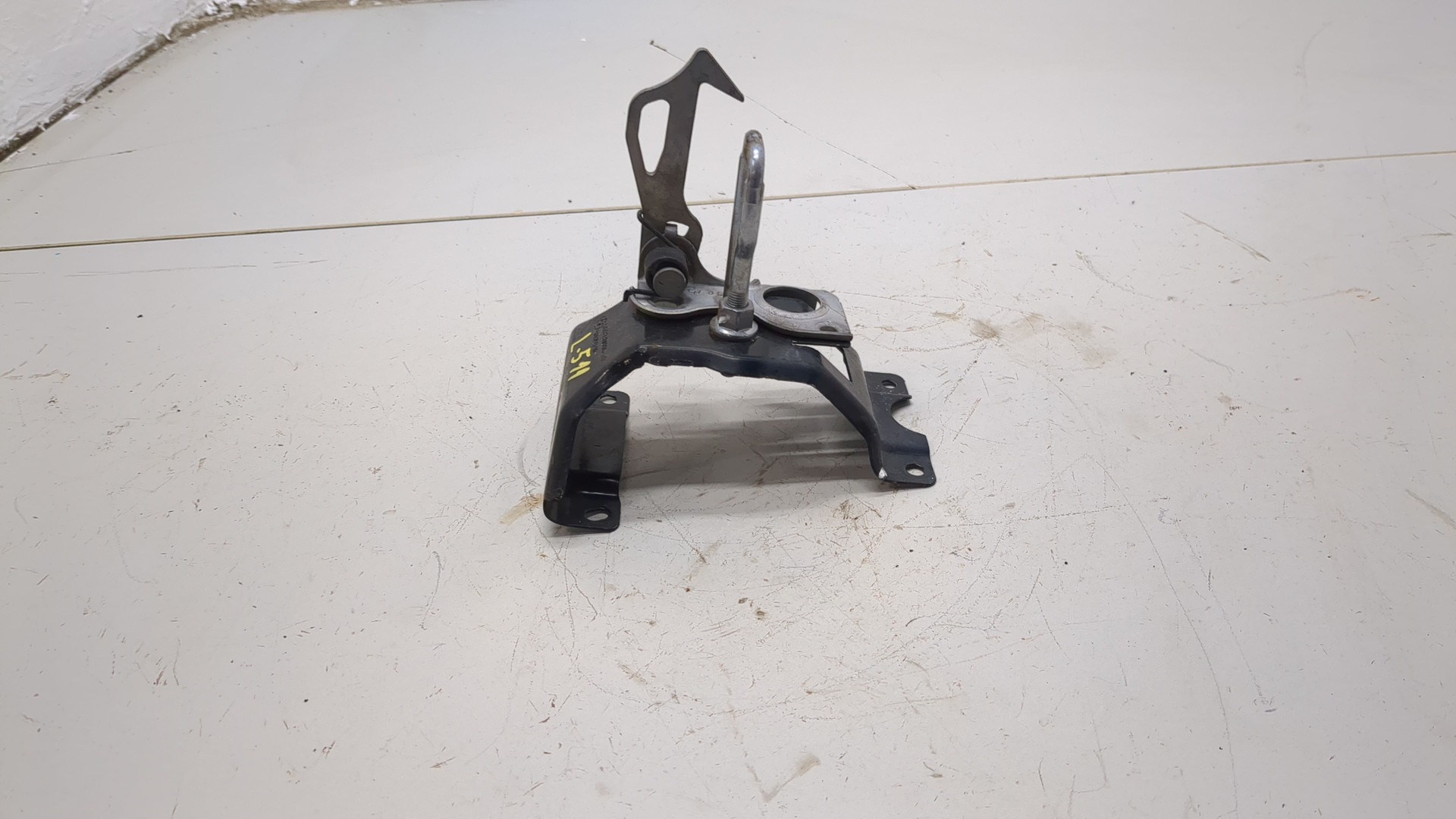 Замок капота