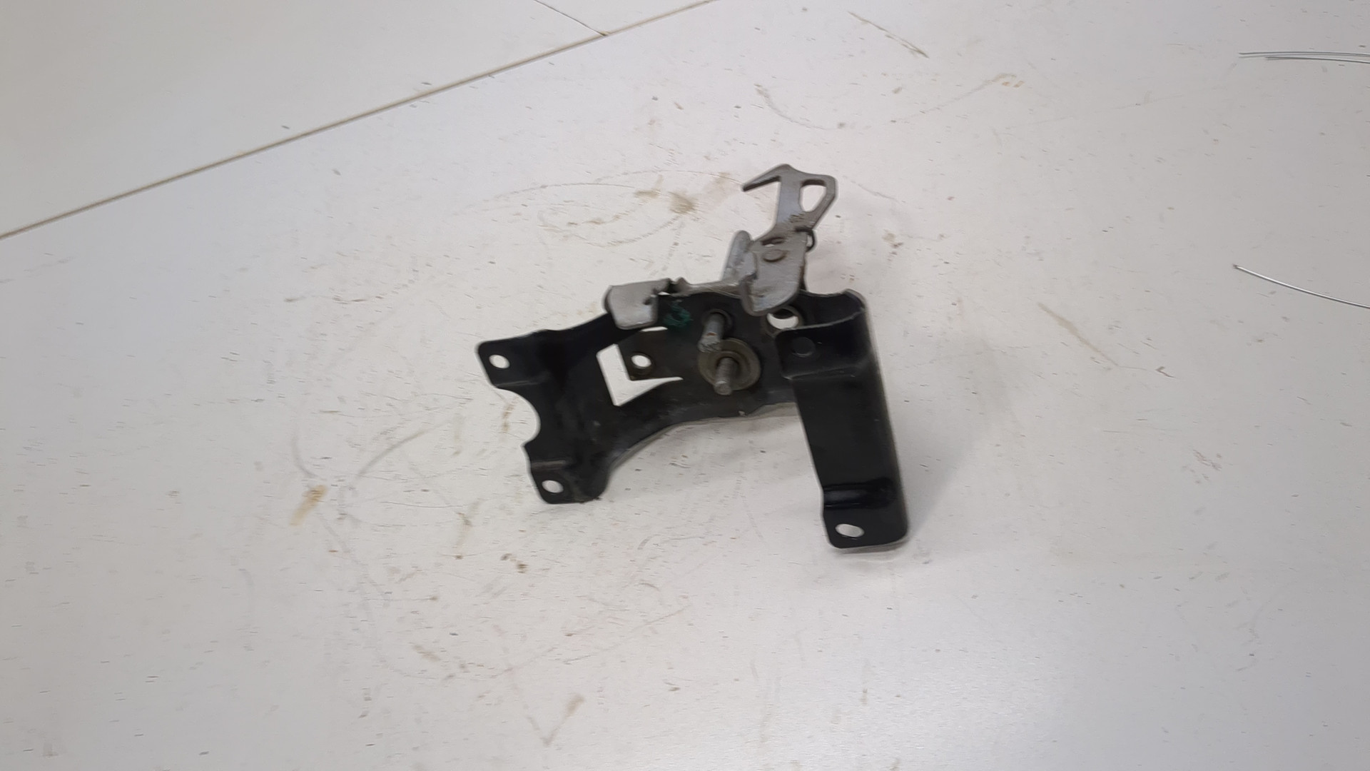 Замок капота