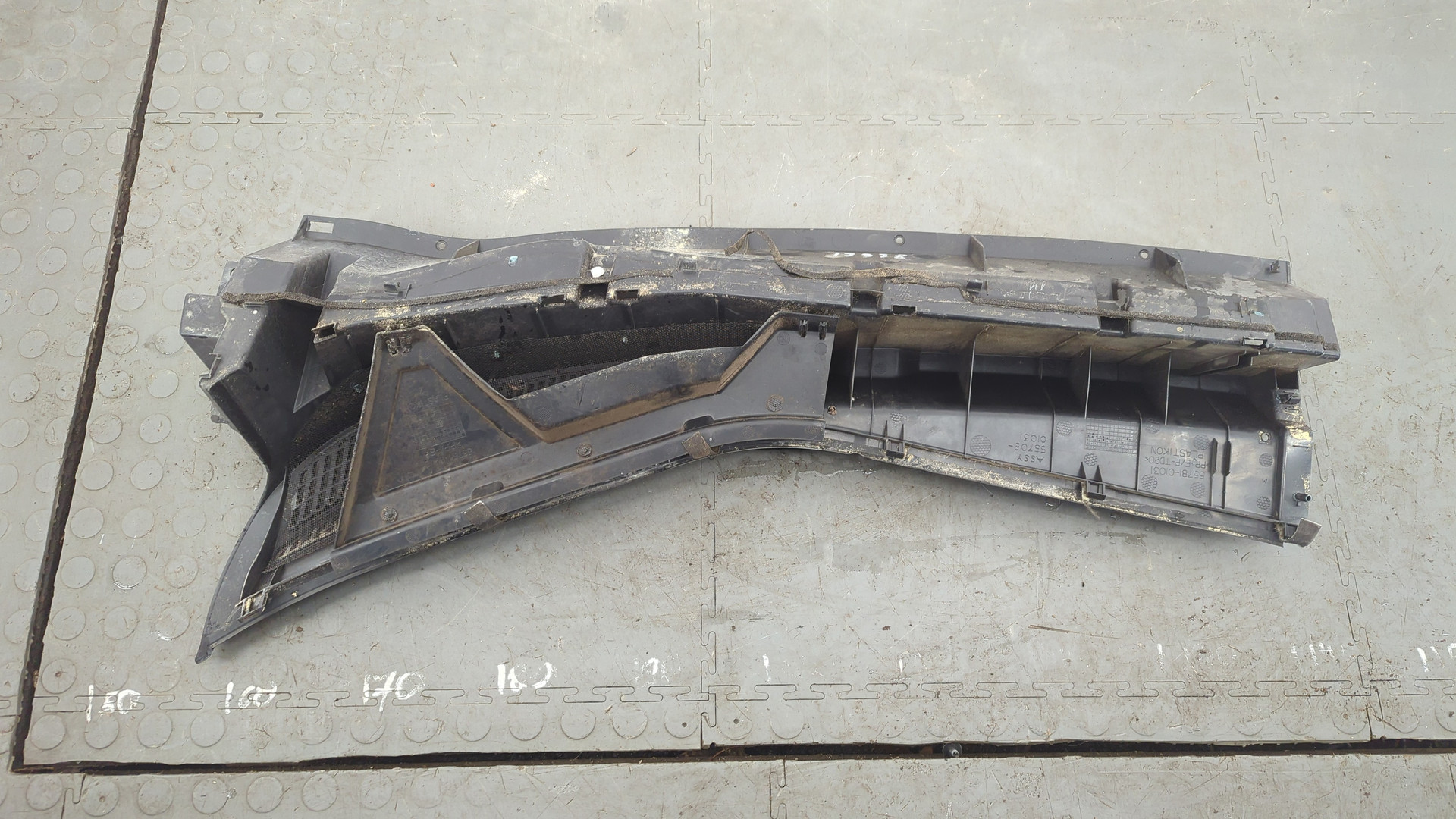 Решетка стеклоочистителей (Жабо)