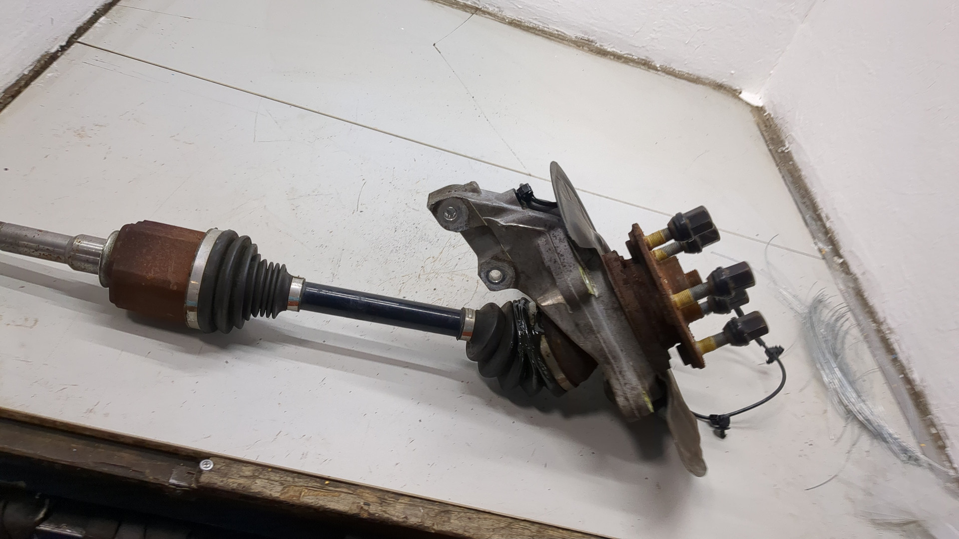 Кулак поворотный передний левый