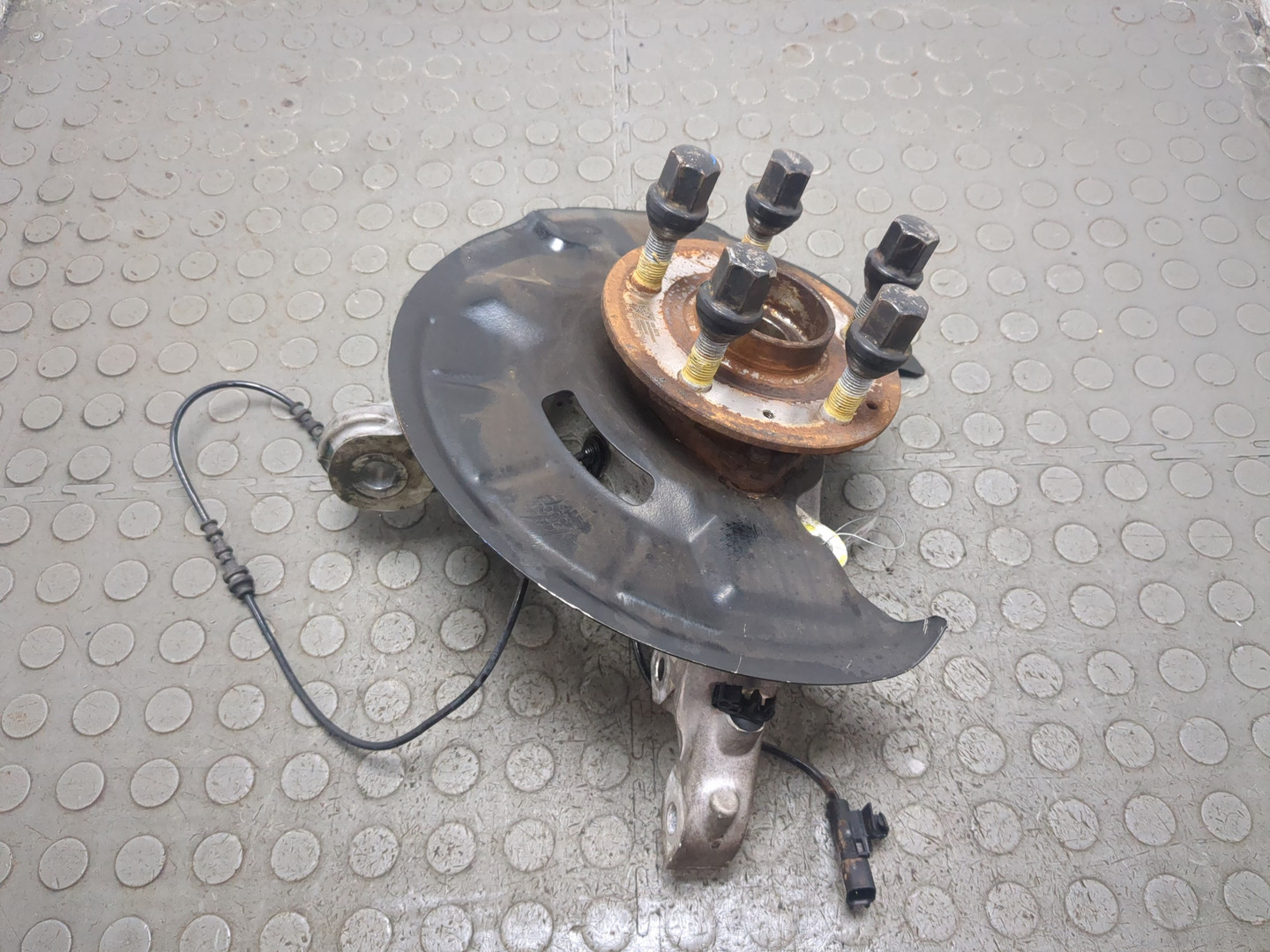 Кулак поворотный передний левый